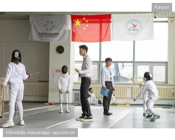 击剑队提升剑锋控制能力，攻防衔接更紧密——全面优化团队战术的新时代